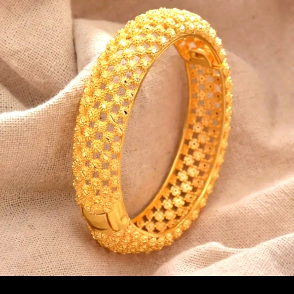 18K GOLD PLATED CHUNKY OPEN WEAVE  GOLD OVER COPPER BANGLE - Picture 2 of 7